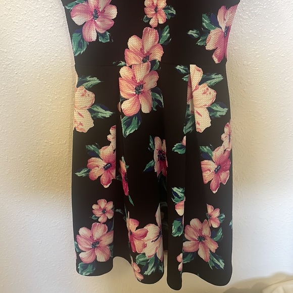 Floral Soprano Dress - Picture 4 of 4